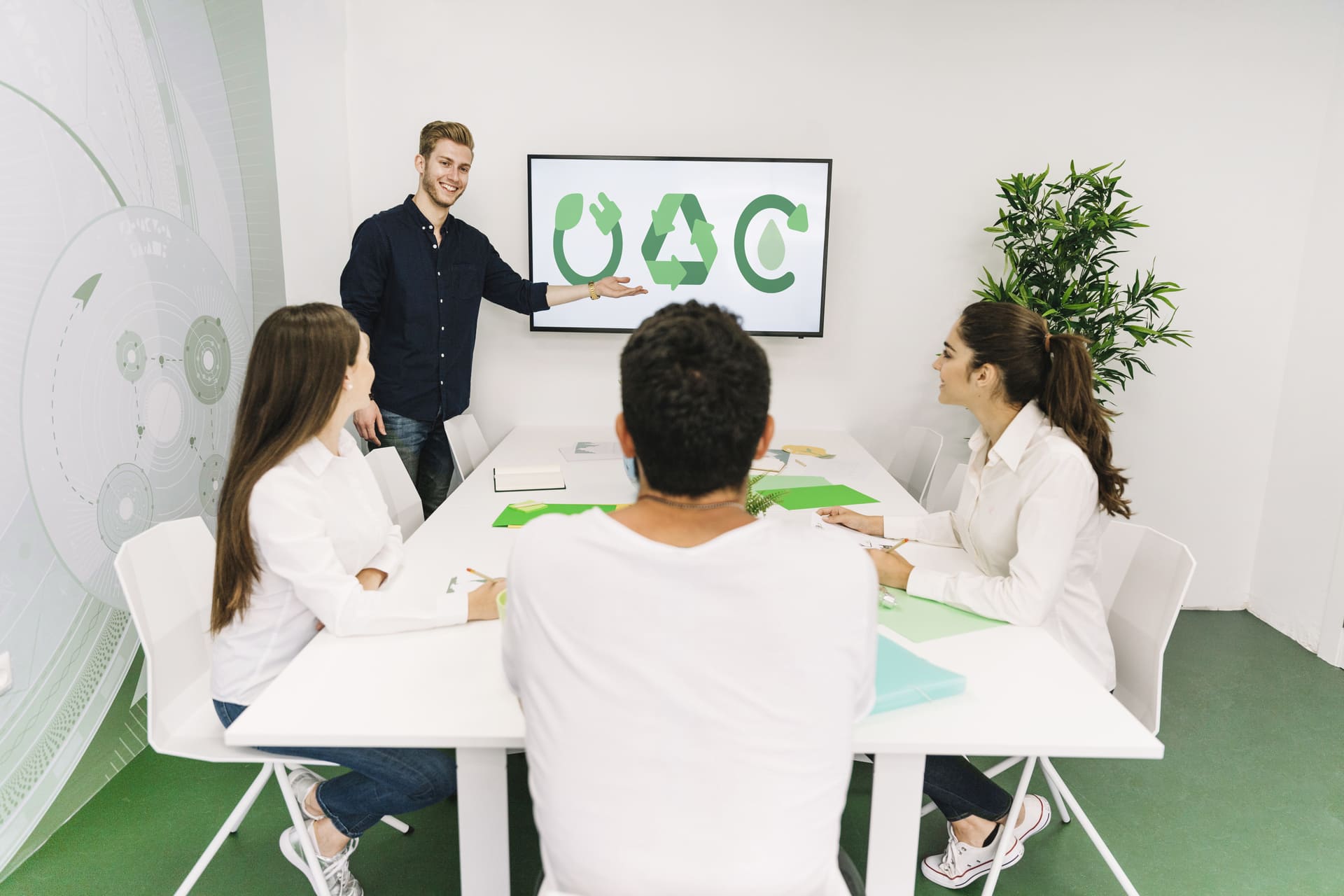 Equipe em reunião discutindo práticas de sustentabilidade no ambiente corporativo com foco em soluções terceirizadas.